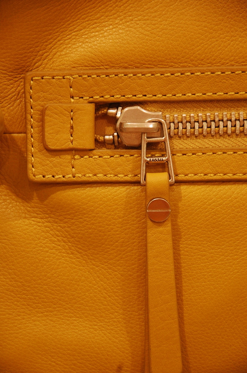 indoors, privacy, bag, backgrounds, handle, textured, copy space, yellow, wood - material, metal, zipper, gold colored, no people, gold, 1080P, luxury