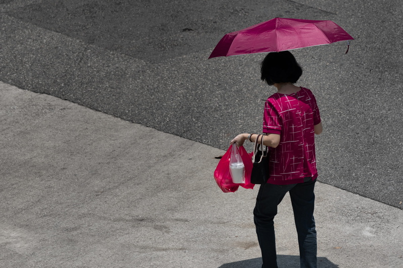 2 jln kilang barat, innocence, canopy, 2K, casual clothing, carrying, holding, three quarter length, clothing, red, machine, apparel, accessories, child
