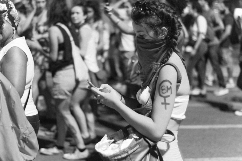 city, 5K, telephone, leisure activity, women, finger, adult, communication, shorts, outdoors, purse, back, accessories, clothing, festival, crowd, day