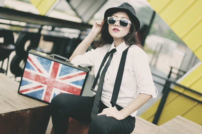 close up, elbow, adult, indonesian women, model, briefcase, young adult, young women, beauty, gray, one person, young, charming, beautiful woman, fashion