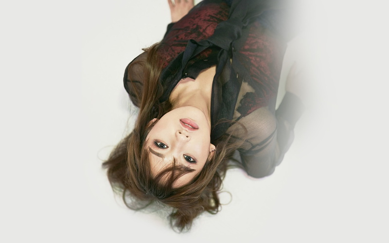 white, females, smiling, ioi, lying down, one person, hair, hairstyle, indoors, looking at camera, portrait, innocence, long hair, 4K, women, sejung, headshot