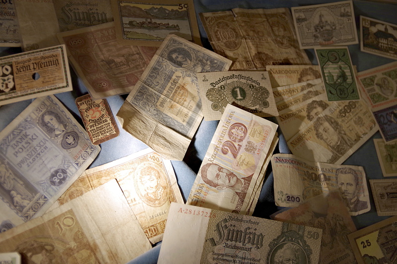 number, old, high angle view, save, pay, still life, variation, prices, large group of objects, savings, currency, choice, wealth, golden, brand, business