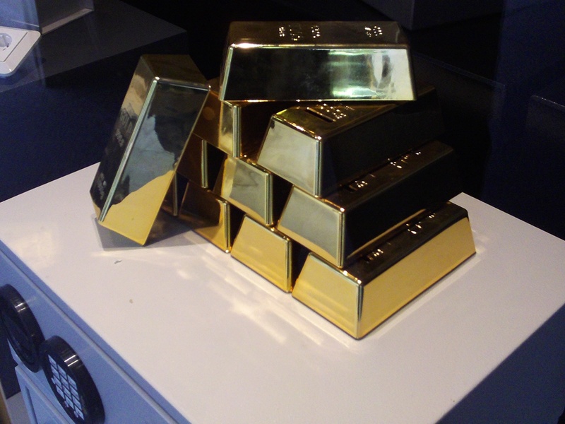 table, gold, close-up, computer, no people, communication, bullion, jewelry box, food, connection, indoors, wealth, reflection, technology, 1080P, still life