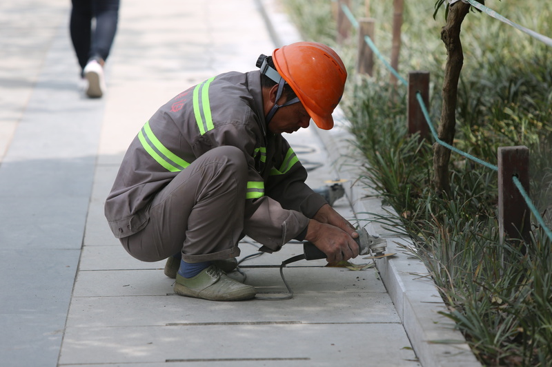 5K, protection, protective workwear, men, man, street photography, outdoors, males, crouching, reflective clothing, road, adult, holding, day, safety
