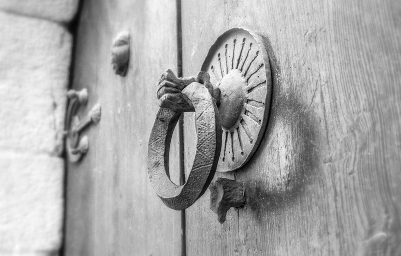 rough, no people, rusty, iron, design, metal, close-up, spent, outdoors, 5K, wall - building feature, floral pattern, day, surface, old, weathered wood