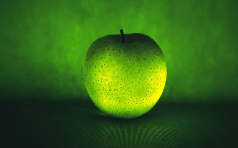 indoors, healthy eating, colored background, single object, apple, granny smith apple, green, freshness, wellbeing, apples, food and drink, plant stem