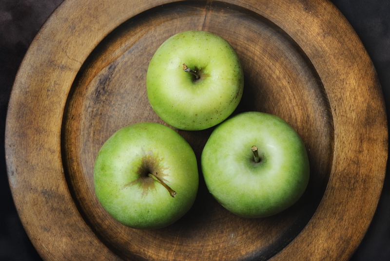 no people, healthy eating, group of objects, close-up, wellbeing, fruit, three, directly above, apple - fruit, 5K, still life, indoors, wood - material