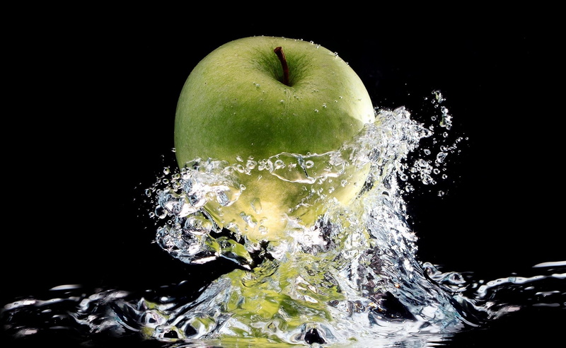 no people, Elements, healthy eating, fruit, black background, Water, food and drink, apple - fruit, wellbeing, splashing, 2K, drop, granny smith apple