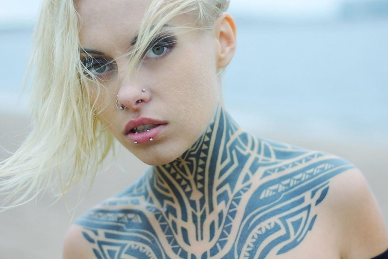Teya Salat, 720P, tattoo, green eyes, women, blonde, piercing, women outdoors