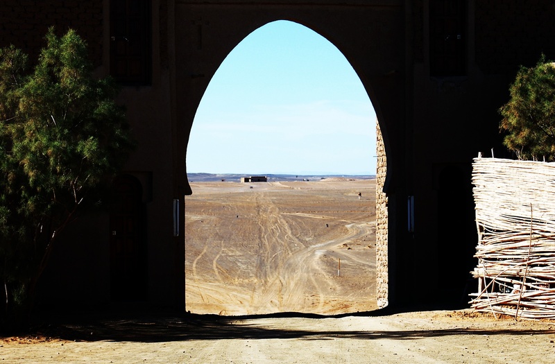 no people, arc, marroc, nature, building, sand, tree, sunlight, arch, peaceful, history, desert, soledad, dune, sky, day, morocco, entrance, field, building exterior