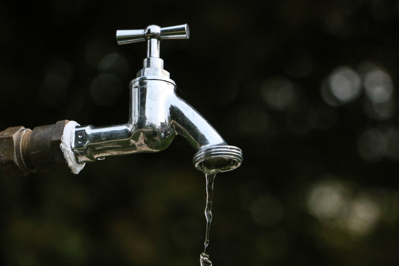 falling, faucet, 5K, no people, flowing, life, water pipe, motion, running water, day, water, drops, flowing water, drop, outdoors, close-up, old, focus on foreground