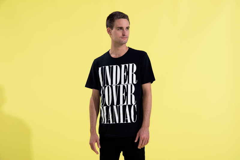 colored background, t-shirt, indoors, black, front view, one person, 1080P, white, portrait, shirt, standing, waist up, looking at camera, s, yellow, young adult