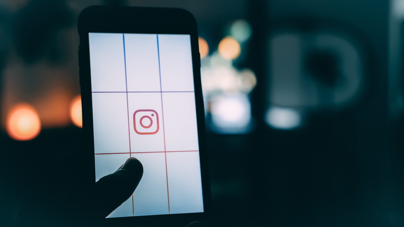photography, indoors, phone, calendar, bokeh, human body part, one person, touchscreen, time, iphone, human finger, close-up, holding, instagram, snapchat