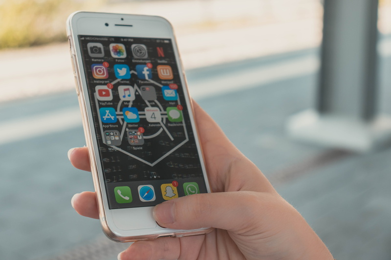 outdoors, iphone, netflix, twitter, telephone, real people, whatsapp, smartphone, day, iphone 7, don diablo, snapchat, close-up, instagram, one person