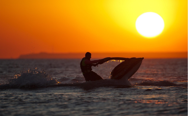 sea, sun, sunset, lifestyles, skis, horizon, sport, one person, white, silhouette, real people, water, jet, outdoors, orange color, leisure activity, scenics - nature