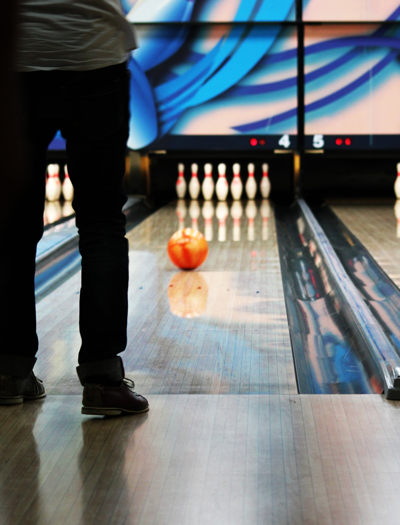 focus on foreground, strike, bowler, leisure activity, 4K, playing, standing, person, man, pins, human leg, human body part, bowling pins, indoor, court
