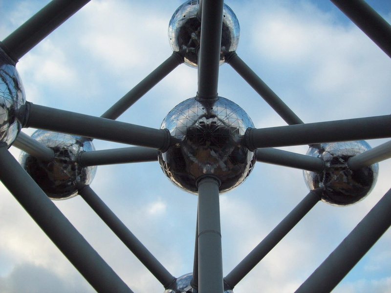 selective focus, sculpture, brussels, sky, close, artwork, photography, art, 1080P, low angle view, creativity, cloud - sky, no people, close-up, geometric shape