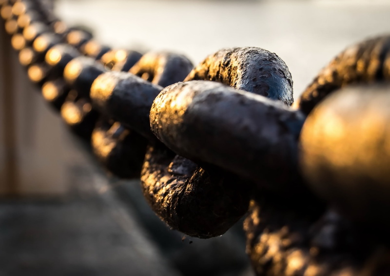rusty, design, 1080P, day, wood - material, metal, strength, chain, selective focus, architecture, sunlight, focus on foreground, old, no people, outdoors