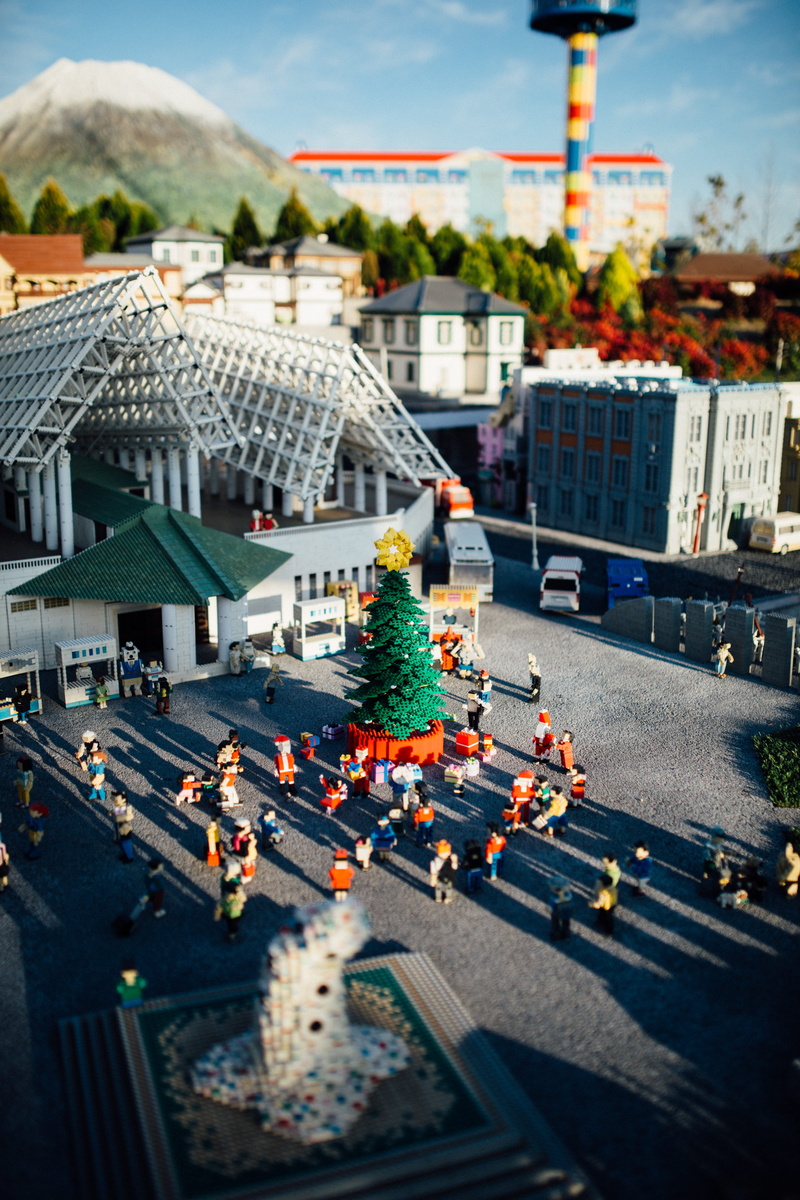 day, pedestrian, outdoors, transportation, landscape, christmas tree, city life, asphalt, mode of transportation, city, roof, nature, building, building exterior