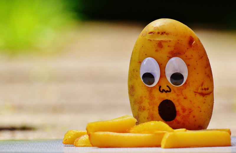 human representation, potatoes, tomato, day, smiling, fruit, mourning, selective, anthropomorphic smiley face, creativity, anthropomorphic, focus on foreground