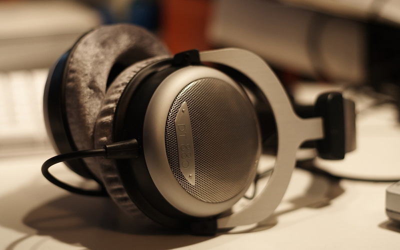 equipment, no people, focus on foreground, studio, speaker, communication, arts culture and entertainment, close-up, extreme close-up, Headphones, 1080P