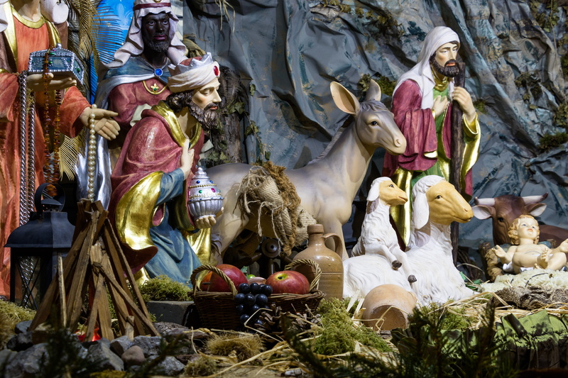 day, crib, nativity scene, creativity, sculpture, art and craft, human, father christmas, female likeness, figurine, stall, spirituality, nativity, 5K
