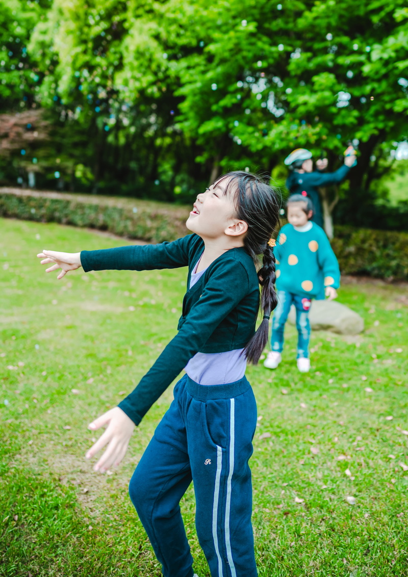 jeans, women, finger, green, leisure activities, people, human arm, denim, field, grass, leisure activity, woman, sport, person, females, day, bonding
