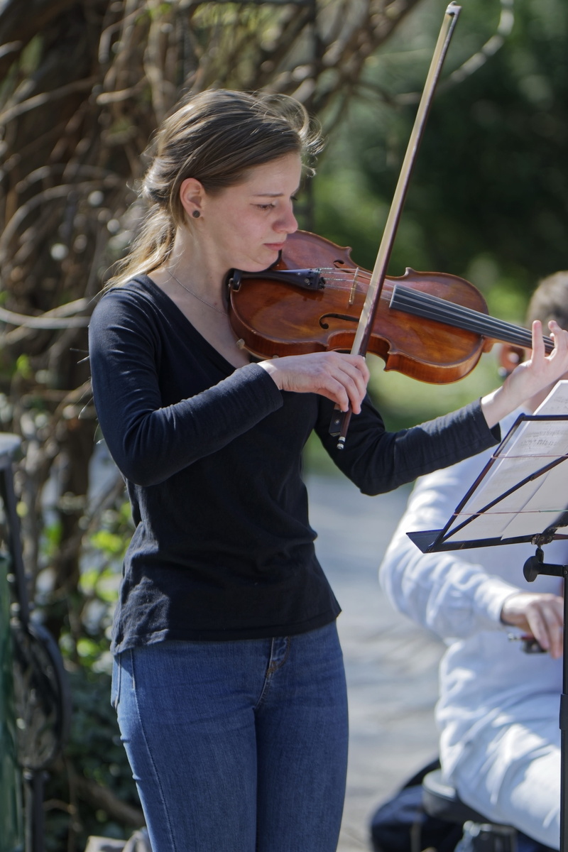 teenager, people, three quarter length, girl, leisure activity, musical instrument, 5K, playing, interpreting, singing, beauty, entertainment, casual clothing