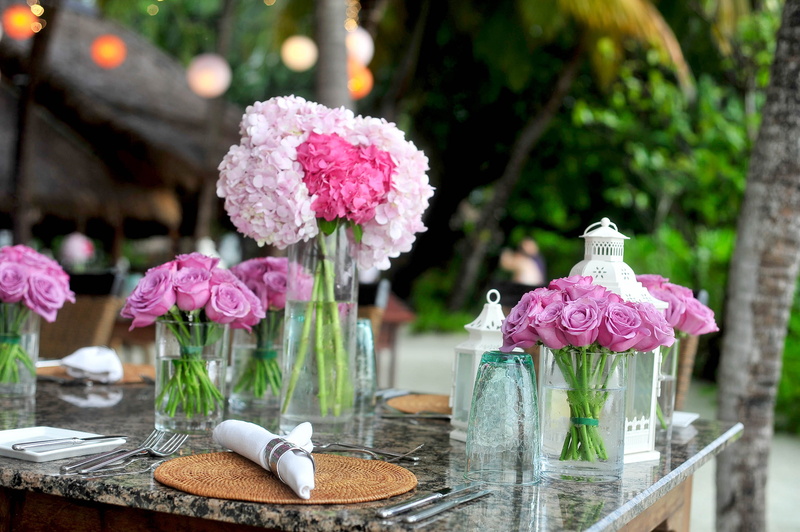 glasses, beauty in nature, bouquet, flowers, table, outdoors, pink color, focus on foreground, plant, food, freshness, colors, flora, petals, 2K, blur