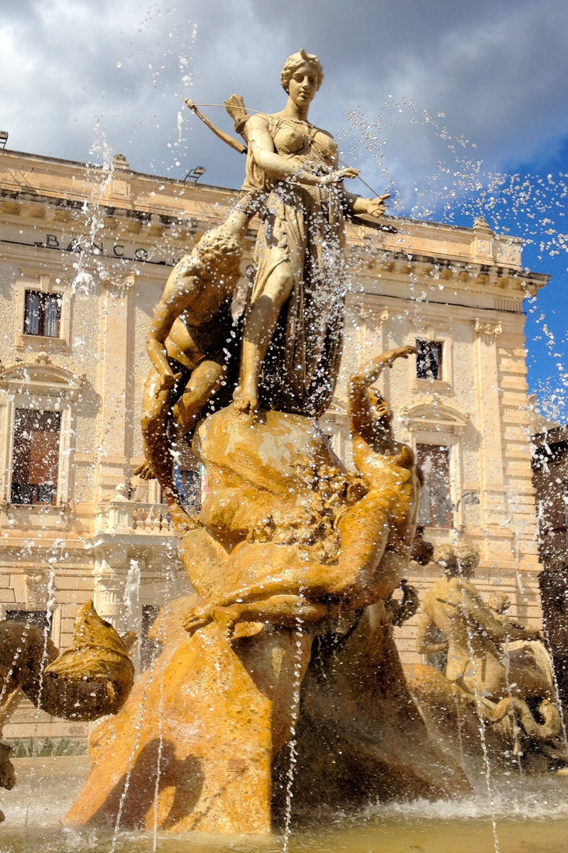 travel destinations, spraying, horse, Fontana, representation, built structure, Ortigia, male likeness, human representation, the past, nature, Fountain
