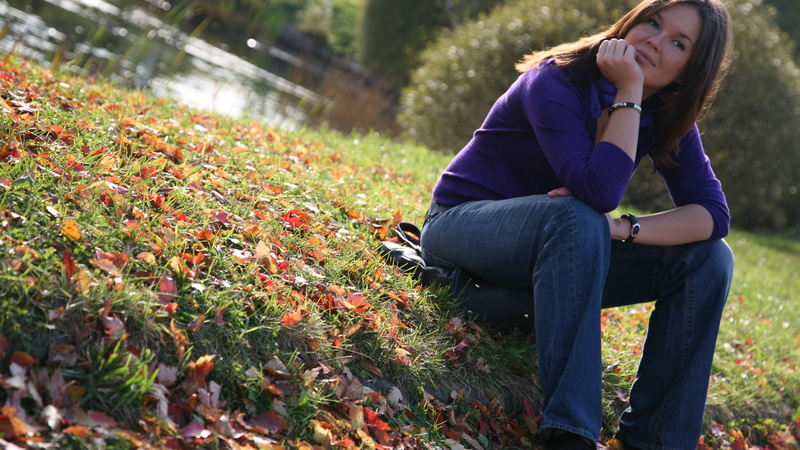 sitting, one Person, sit, wireless technology, women, real people, mobile Phone, relaxation, beautiful, females, autumn, grass, 1080P, people, hand on chin