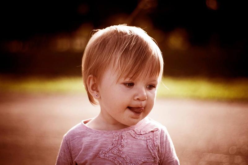 young, girl, people, front view, looking away, outdoors, innocence, childhood, roas, happy, caucasian Ethnicity, contemplation, looking, cute, neck, crew