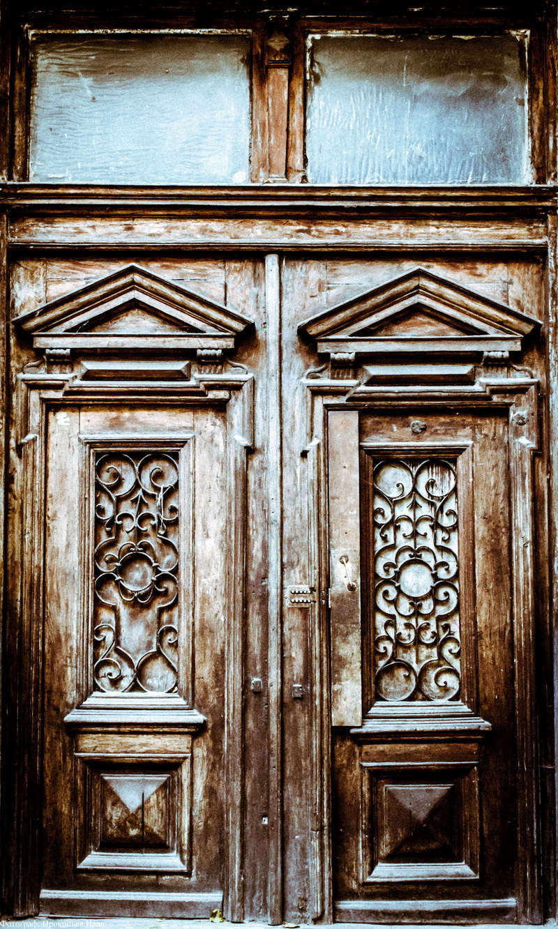wood - material, day, no people, carving, safety, outdoors, built structure, old, craft, design, building exterior, security, entrance, architecture, Lviv