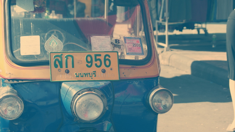 road, western script, accidents and disasters, outdoors, permit, sunlight, yellow, license plate, land vehicle, license, text, mode of transportation, day