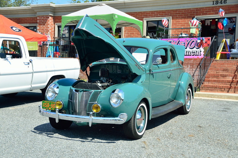 day, street, motor, hood, architecture, wheel, engine, transportation system, public show, headlight, chrome, old, outdoors, road, automotive, city life