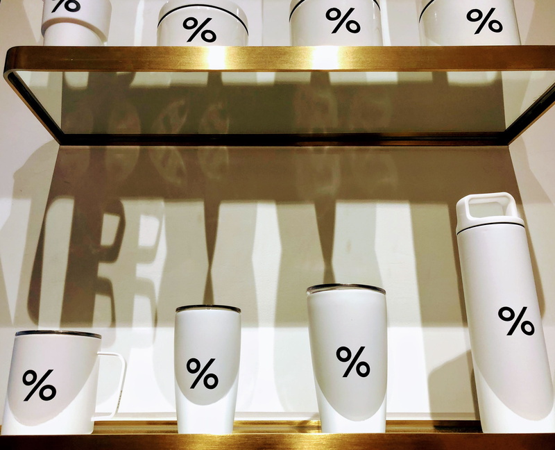 food and drink, number, shelf, lids, percent, shanghai, wood - material, %, communication, text, retail, cup, 2K, arrangement, side by side, no people