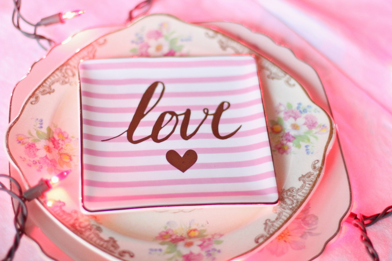 wedding, red, valentines day - holiday, vintage place setting, table, close-up, 5K, greeting, no people, celebration, positive emotion, indoors, decoration