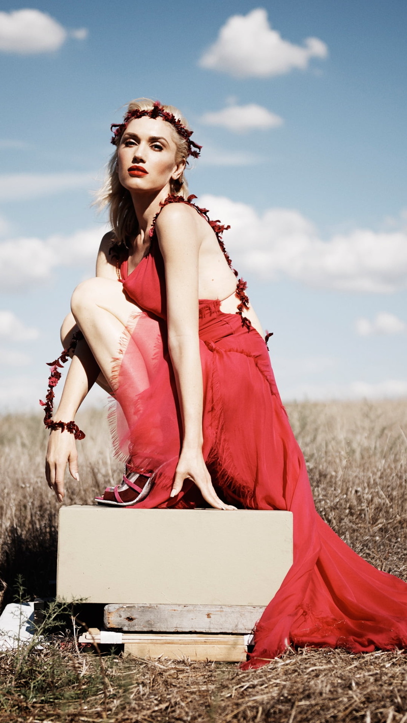 fashion, one person, instyle, Female celebrities, elegance, beautiful woman, songwriter, outdoors, Hollywood Celebrities, adult, full length, beautiful people