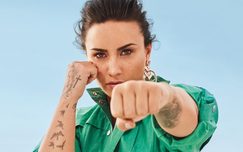 adult, Lovato, front view, human hand, Demi, looking at camera, blue, beautiful woman, lifestyles, brown hair, 2018, headshot, portrait, hand, 1080P, close-up