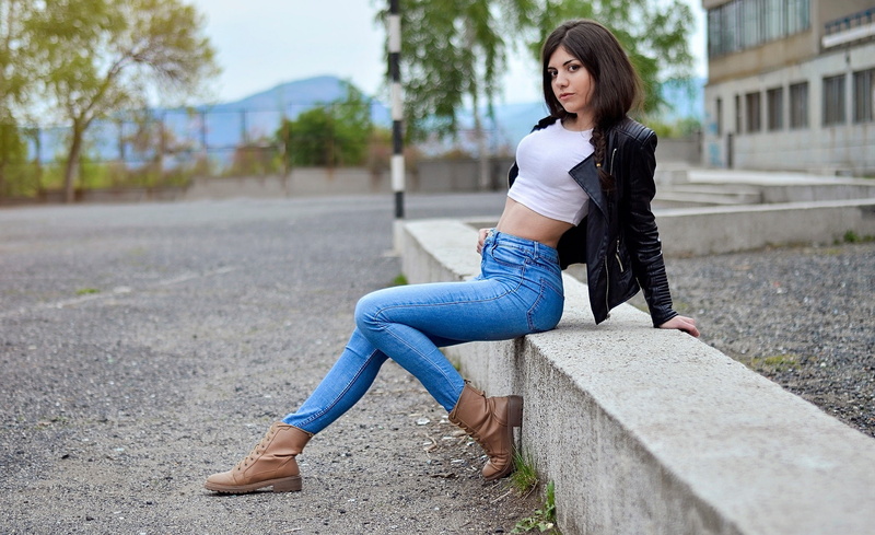 belly, shoes, leather jackets, women, depth of field, 1080P, women outdoors, model, sitting, jeans, brunette, pants, T-shirt, white tops