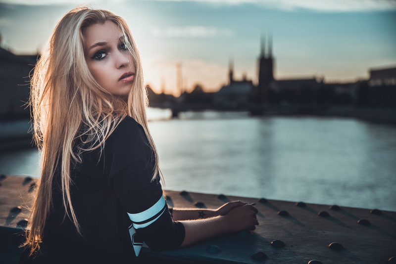 portrait, beauty, beautiful woman, hairstyle, blond hair, 1080P, young women, built structure, T-shirt, sitting, outdoors, sky, long hair, women, hair