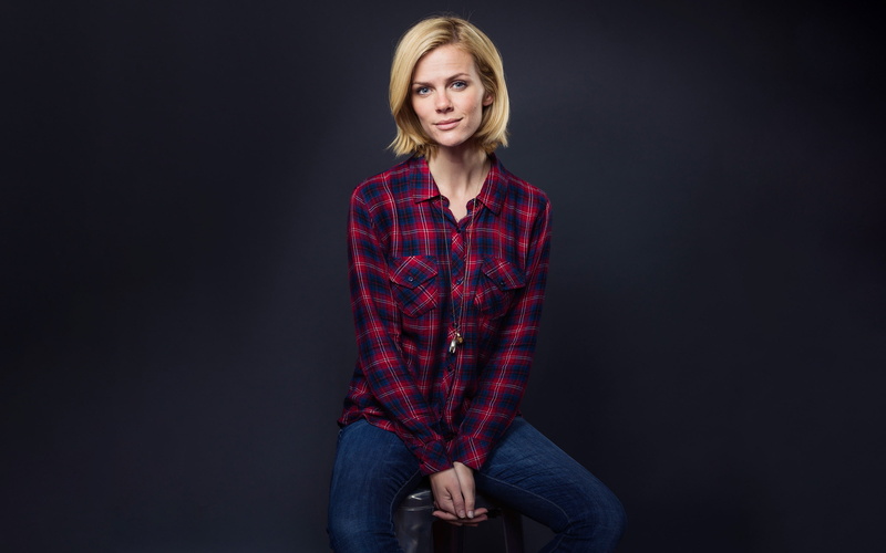 casual clothing, model, beautiful woman, hair, 2K, young adult, contemplation, portrait, short hair, adult, jeans, blond hair, front view, studio shot