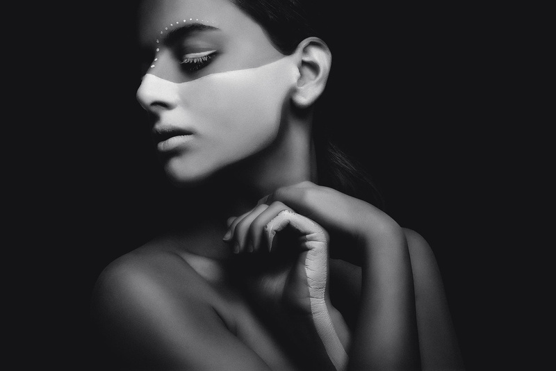 face paint, skinny, model, black background, dark hair, dark background, monochrome, young woman, minimalism, women, 1080P, simple background, eyeshadow