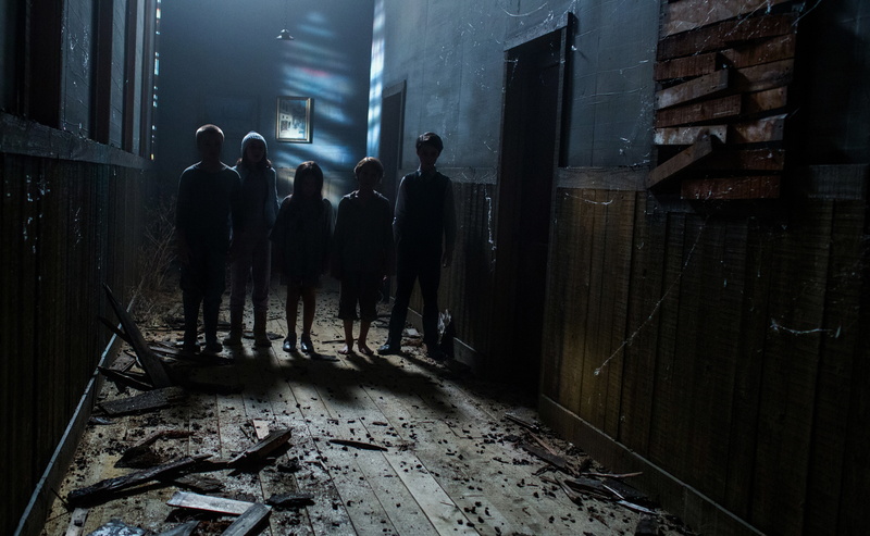 people, Sinister 2, building, walking, street, outdoors, rear view, sinister, city, real people, lifestyles, women, 4K, full length, night, leisure activity