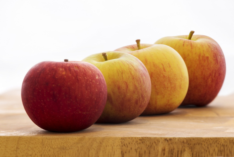 food and drink, studio shot, apples, no people, wellbeing, ripe, still life, table, wood - material, healthy eating, day, food, red, small group of objects