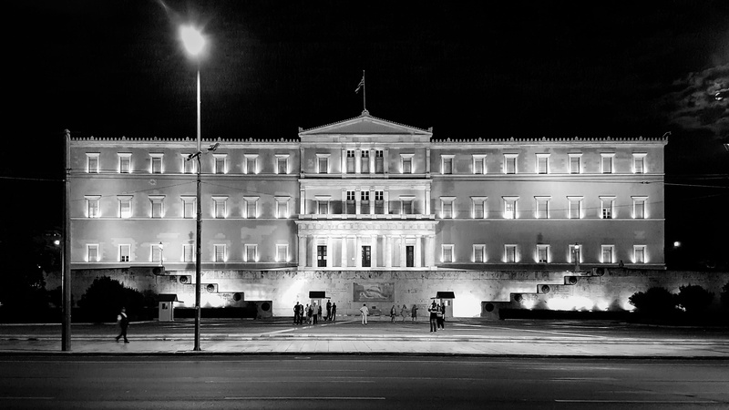 βουλη, αθηνα, incidental people, city, history, travel destinations, πλατεια, syntagma, greek flag, architectural column, motion, democracy, sintagma, street light