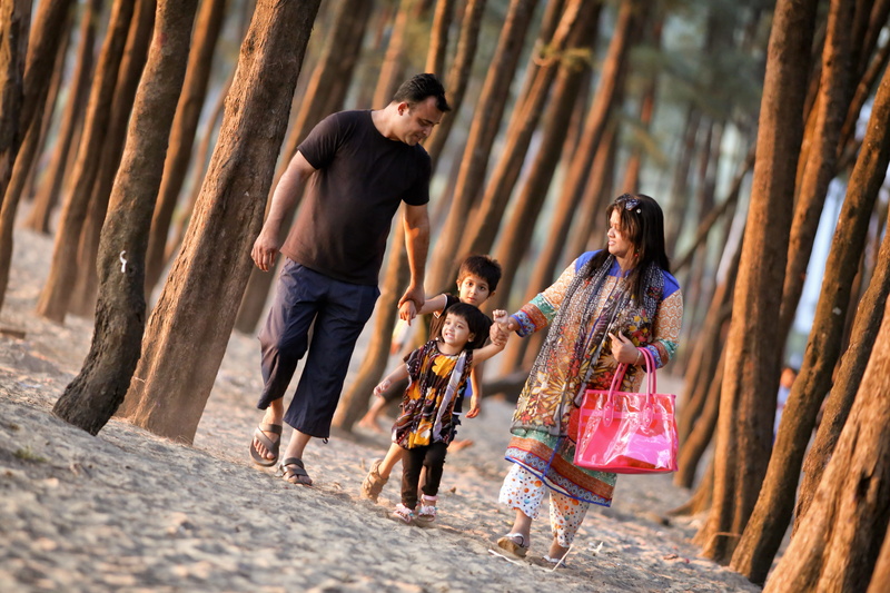 men, full length, positive emotion, 5K, bangladesh, parent, childhood, adult, girls, offspring, emotion, family, casual clothing, group of people, boys
