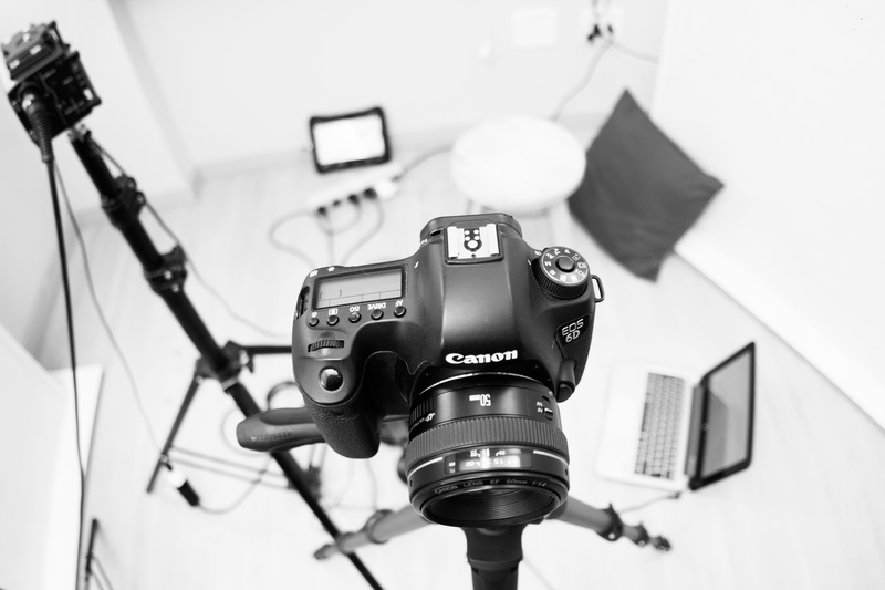 camera - photographic equipment, david rangel, canon, no people, photography themes, low angle view, marketing content, equipment, technology, photographing