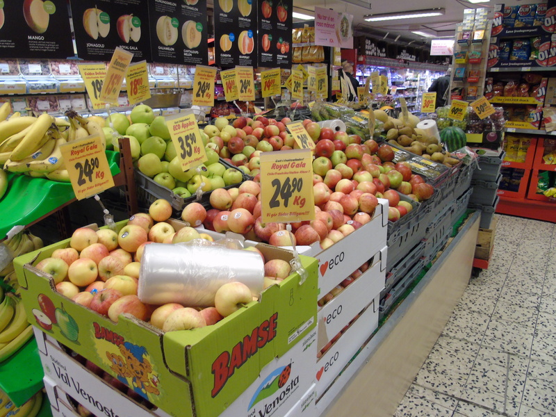 food, container, organic, healthy eating, buy, market stall, retail, sale, goods, groceries, large group of objects, business, vegetable, ripe, arrangement