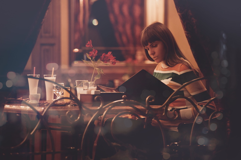 drink, one person, young women, menu, light, beautiful, eat, lifestyles, hairstyle, elegant, evening, contemplation, portrait, real people, adult, love